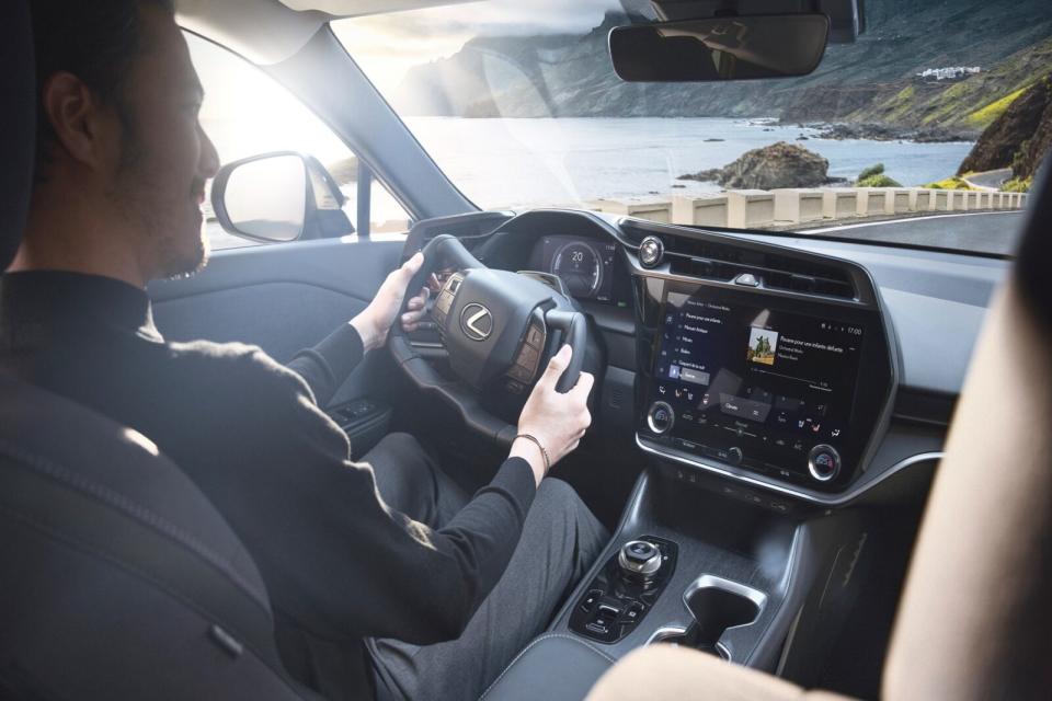 為配合首度搭載於Lexus RZ 450e車上的線傳轉向系統，工程師們特別設計了非圓形小型化的轉向「握把」。