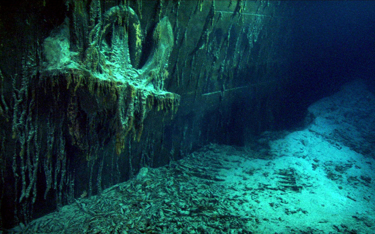 Image: Titanic's anchor in 2003. (Ghosts of the Abyss / via Alamy)