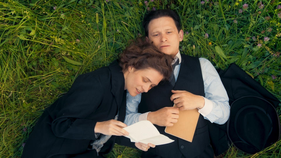 Liv Lisa Fries (Milena Jesenská) and Joel Basman (Franz Kafka) in <em>Kafka</em>. ©ORF/Superfilm/ARD