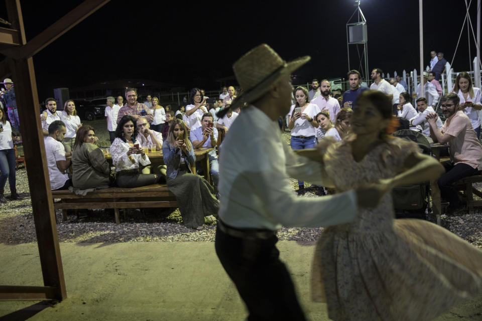Una pareja baila un joropo en la boda de María Fernanda Vera y Juan José Pocaterra el 15 de febrero del 2019 en una hacienda de Acarigua, Venezuela. (AP Photo/Rodrigo Abd)