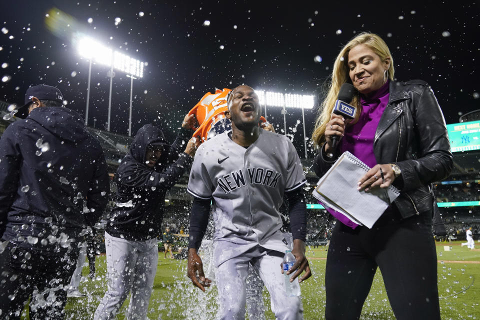 Domingo Germán de los Yanquis de Nueva York recibe un baño de agua tras lanzar un juego perfecto ante los Atléticos de Oakland, el miércoles 28 de junio de 2023, en Oakland. (AP Foto/Godofredo A. Vásquez)