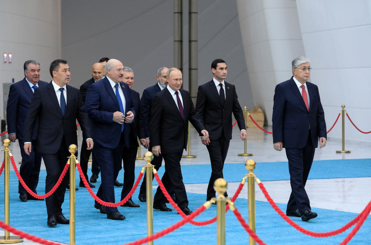 Kazakh President Kassym-Jomart Tokayev, Turkmen President Serdar Berdymukhamedov, Russian President Vladimir Putin, Armenian Prime Minister Nikol Pashinyan, Uzbek President Shavkat Mirziyoyev, Belarusian President Alexander Lukashenko, Kyrgyz President Sadyr Japarov and Tajik President Emomali Rakhmon attend the summit  October 14, 2022. REUTERS/Mukhtar Kholdorbekov