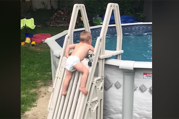 Bebé de dos años escala reja de seguridad para llegar a la piscina. Foto: facebook.com/keith.wyman.58