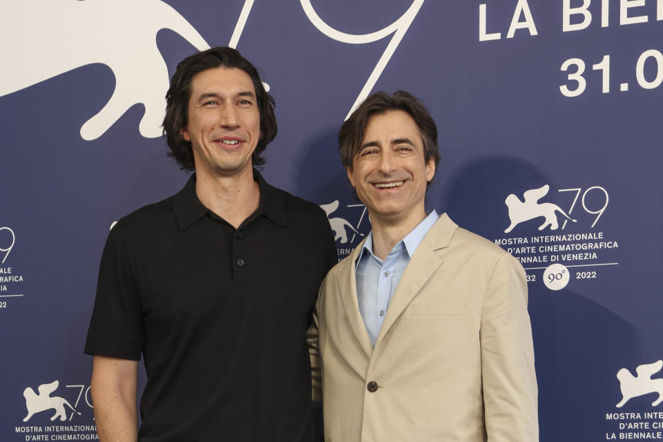 Adam Driver, izquierda, y el director Noah Baumbach posan en la sesión de “White Noise” durante la 79a edición del Festival de Cine de Venecia en Venecia, Italia, el miércoles 31 de agosto de 2022. (Foto Joel C Ryan/Invision/AP)