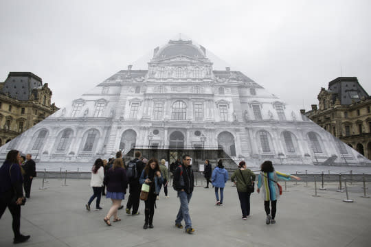 Thousands evacuated as floods batter Paris region