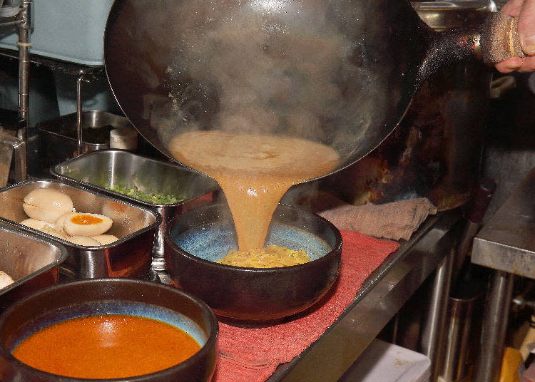 將特製味噌醬倒入雞豬各50%的白湯中，製成湯底。