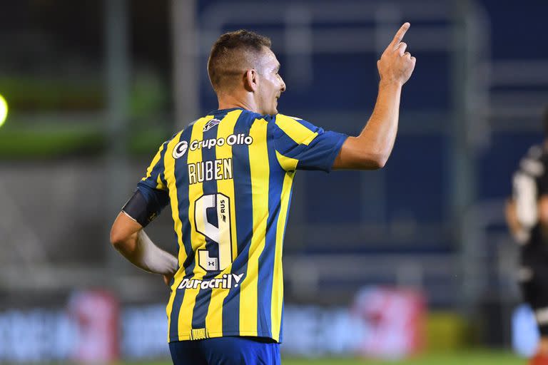 MARCO RUBEN DELANTERO DE ROSARIO CENTRAL FESTEJA EL PRIMER GOL ANTE NEWELS EN EL CLASICO DE LA CIUDAD DE ROSARIO.