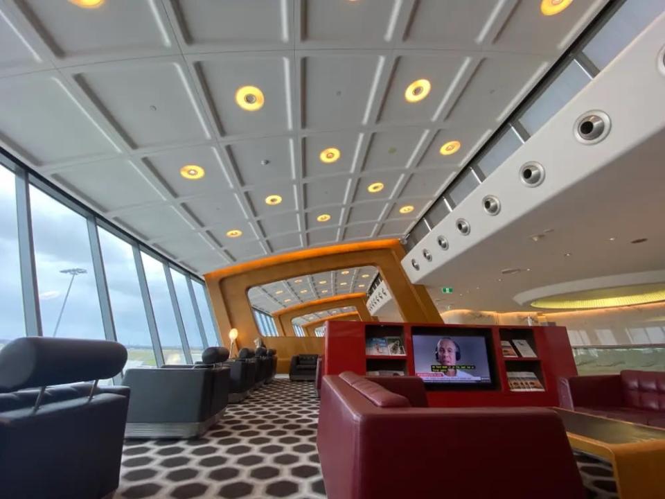 Die Quantas Lounge befindet sich in der vierten Etage des Flughafens. - Copyright: Paul Oswell