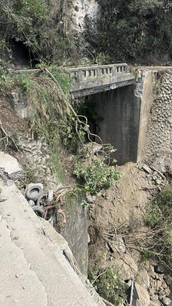 蘇花公路下清水橋震毀，一旁日治時代舊橋毫髮無損。（圖／翻攝臉書）