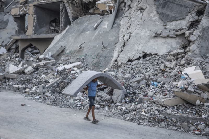 Palestinians flee Hamad City towards Al-Mawasi after the Israeli army dropped leaflets demanding residents of a northern neighborhood in Khan Younis to evacuate immediately ahead of a new military operation in the Gaza Strip. Abed Rahim Khatib/dpa