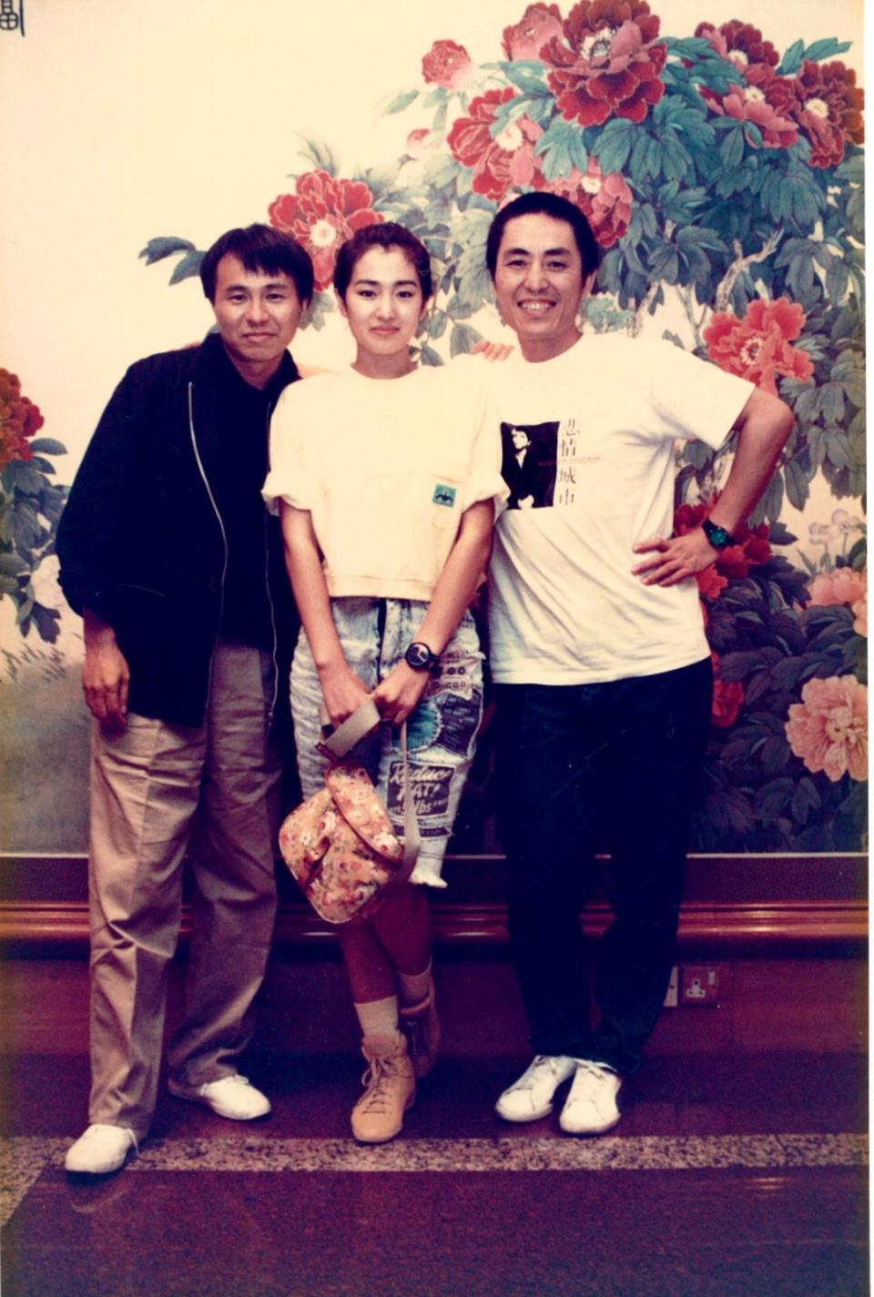 1990年8月，張藝謀（右起）特別穿上《悲情城市》T恤和鞏俐一起迎接前來北京的侯孝賢導演。褚明仁提供