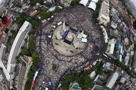 A general view of anti-government protesters gathering to demonstrate against the government-backed amnesty bill at the Democracy monument in central Bangkok November 24, 2013. REUTERS/Taweechai Jaowattana