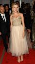 <p>Ganze neun Jahre ist dieses Foto alt. 2008 erschien Scarlett Johansson bei der Met Gala als Nude-Ballerina und hatte sichtlich Freude an dem Look. Der stammte vom Designduo Domenico Dolce und Stefano Gabbana. (Bild: AP Photo) </p>