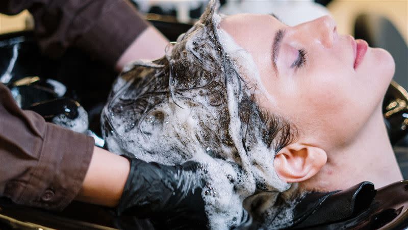 近日坊間流傳一項洗頭妙招，只要用爽身粉拍在頭髮上，就能快速「乾」洗髮。對此，食藥署大喊「千萬母湯」。（圖／翻攝自Pixabay）