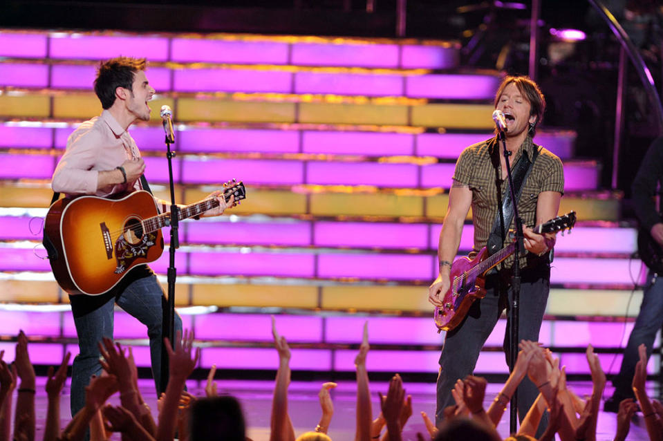 Kris Allen and Keith Urban perform "Kiss A Girl" onstage during the Season 8 finale of "American Idol."