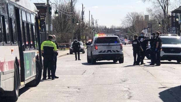 Longueuil police blocked Saint-Louis Street in the LeMoyne neighbourhood after the incident. (Pascal Robidas/Radio-Canada - image credit)