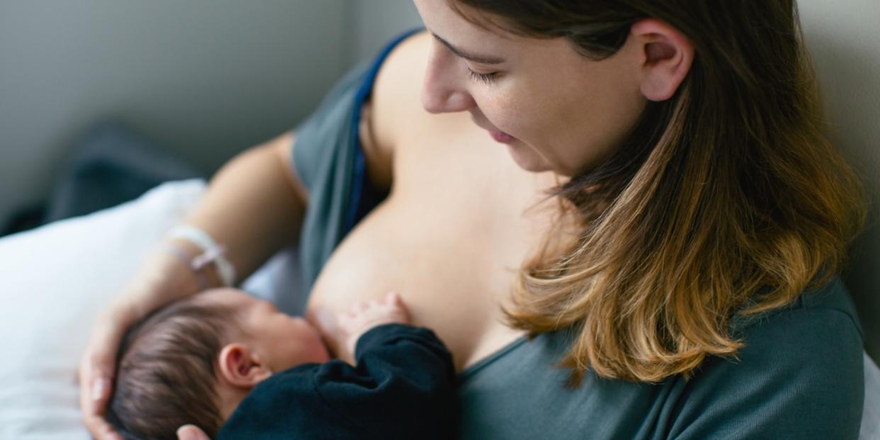 mom breastfeeding baby- breastfeeding help