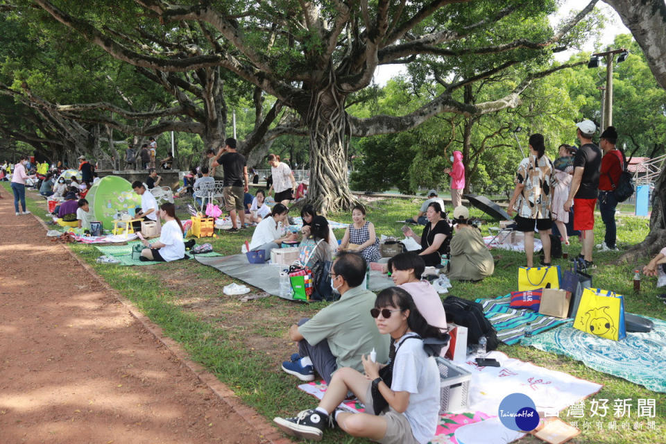 炙熱的陽光下大家在中興新村大樹下進行野餐派對。（記者扶小萍攝）