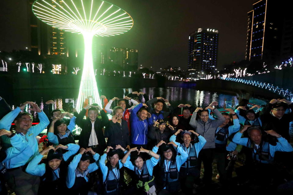 侯友宜、市議長蔣根煌及地方民代等人，邀大家到中港大排的浪漫光雕中，過西洋情人節。   圖：新北市水利局/提供 