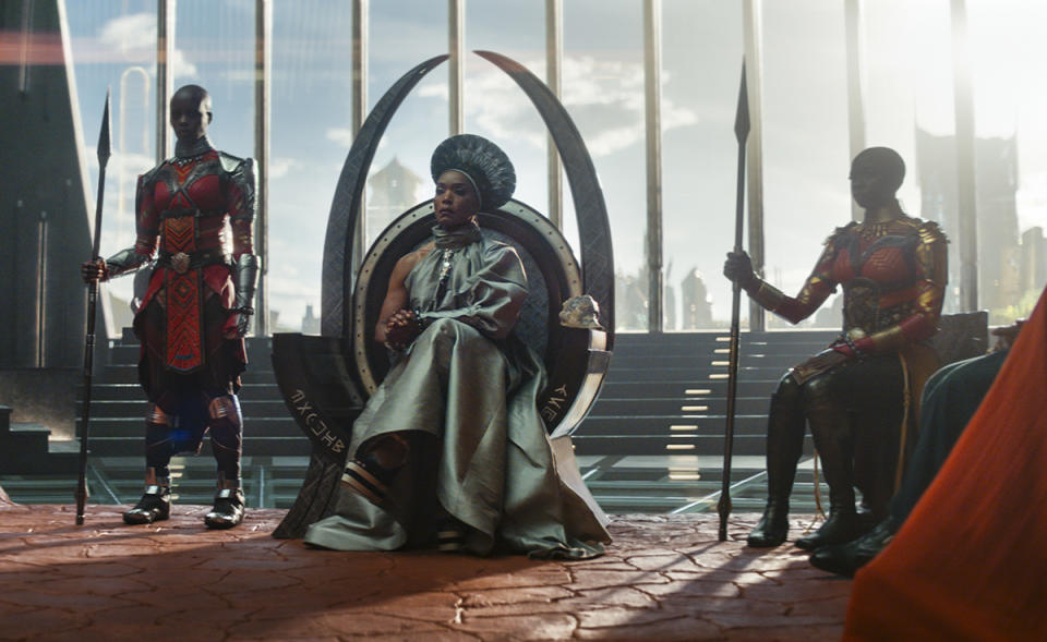 Fotograma de 'Black Panther: Wakanda Forever' con Florence Kasumba como Ayo, Angela Bassett como Ramonda y Danai Gurira como Okoye (Foto cortesía de Marvel Studios. © 2022 MARVEL)