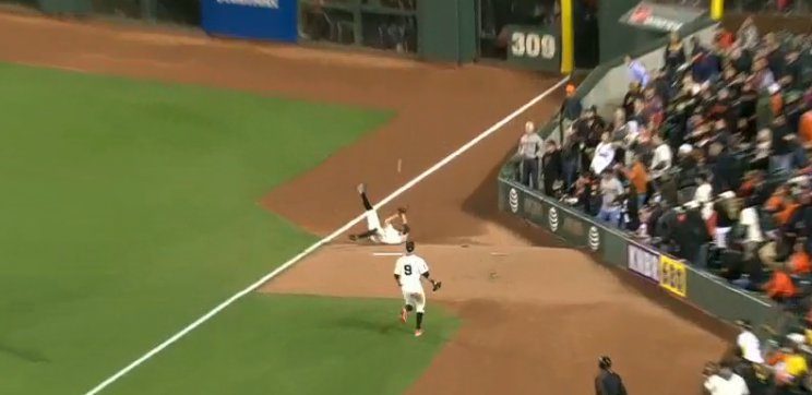 Hunter Pence makes an amazing catch. (Via MLB.TV)