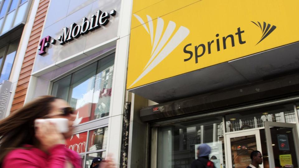 Filialen der Telekom-Tochter T-Mobile US und deren Rivalen Sprint in New York. Foto: Mark Lennihan/AP