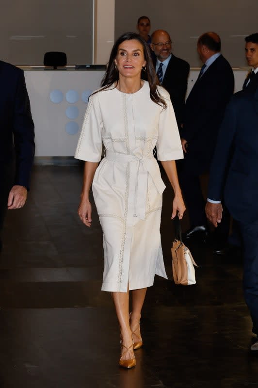 Reina Letizia con vestido de napa blanco