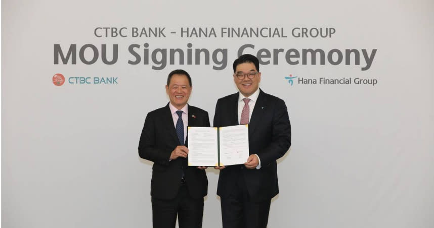 中國信託銀行董事長利明献（左）與韓亞金融集團副會長李銀珩（右）簽署合作備忘錄，期盼強化雙邊業務競爭力。（圖／中國信託銀行提供）