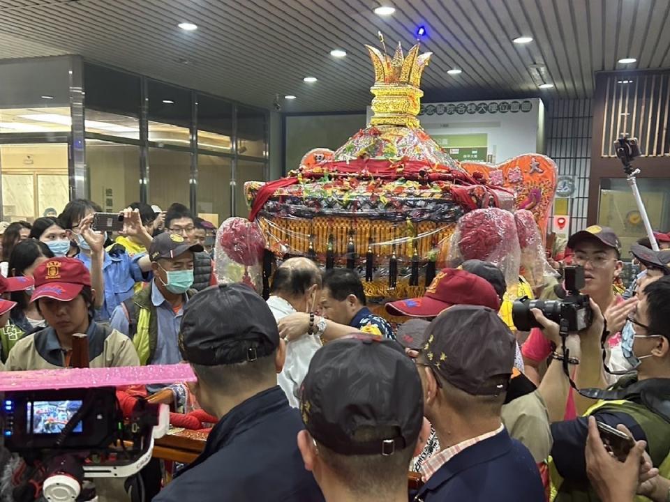 台中大甲「鎮瀾宮媽祖」，前往彰化秀傳醫院，院方期盼庇佑因車禍嚴重受傷2姊妹能早日康復。（圖：秀傳醫院提供）