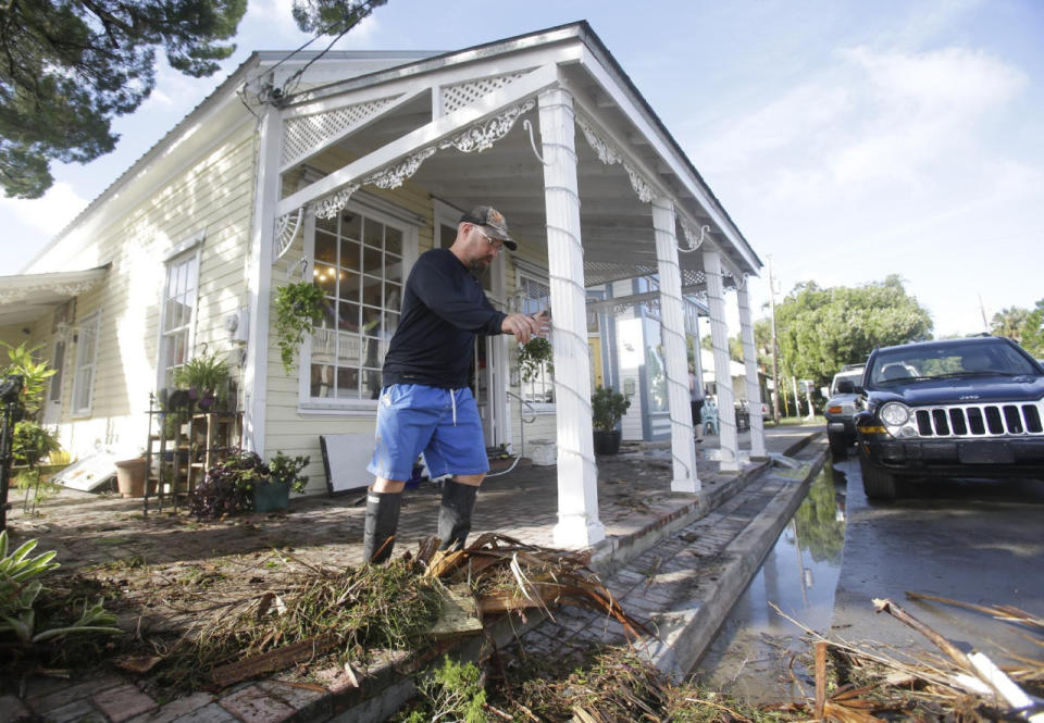 “Tenemos un huracán y puedes reconstruir una casa o la propiedad, pero una vida no”, dijo Scott, quien declaró el estado de emergencia para unos 50 condados. Foto: Associated Press