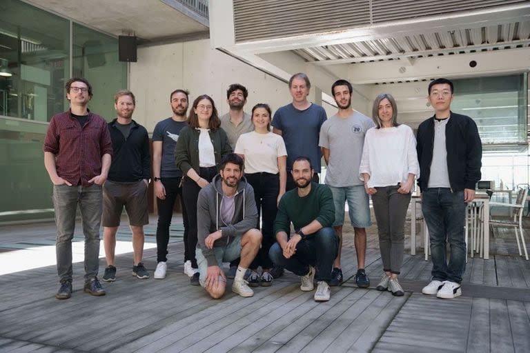 El equipo del Centro de Regulación Genómica, con André Faure (arrodillado a la izquierda), Albert Escobedo (en cuclillas), Chenchun Weng (derecha) y Ben Lehner (en el centro, con camiseta azul)