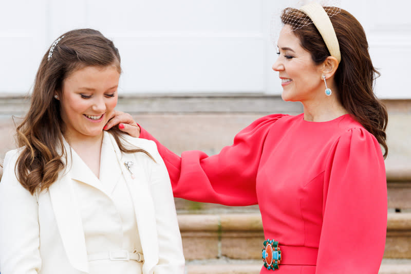 Mary de Dinamarca, acariciando el pelo de su hija Isabella