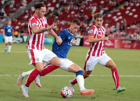 Football - Everton v Stoke City - Barclays Asia Trophy - National Stadium, Singapore - 15/7/15 Everton's Ross Barkley in action with Stoke City's Marko Arnautovic and Marc Muniesa Mandatory Credit: Action Images / Jeremy Lee Livepic