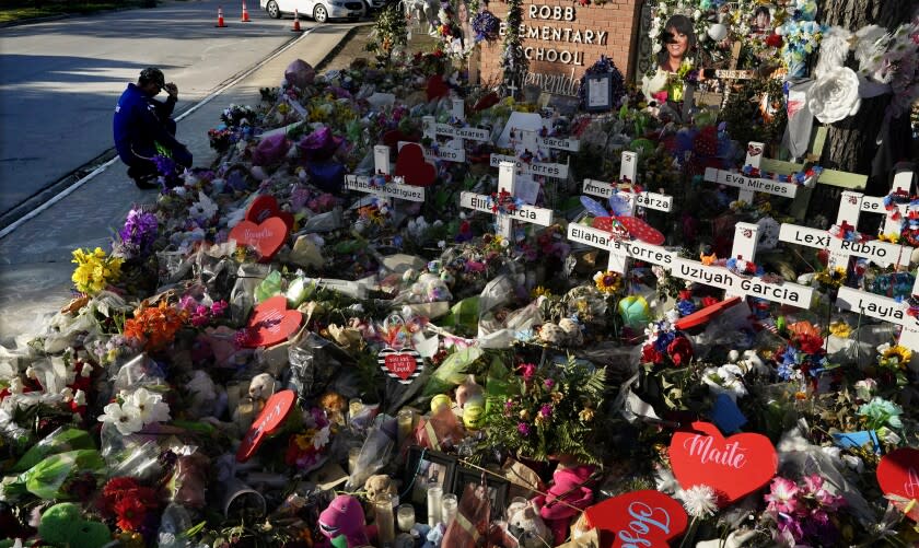 Archivo - Un hombre se arrodilla el 2 de junio de 2022 frente a un sitio en memoria de las víctimas de un tiroteo en la escuela primaria Robb ocurrido el 24 de mayo, en Uvalde, Texas. (AP Foto/Eric Gay, Archivo)