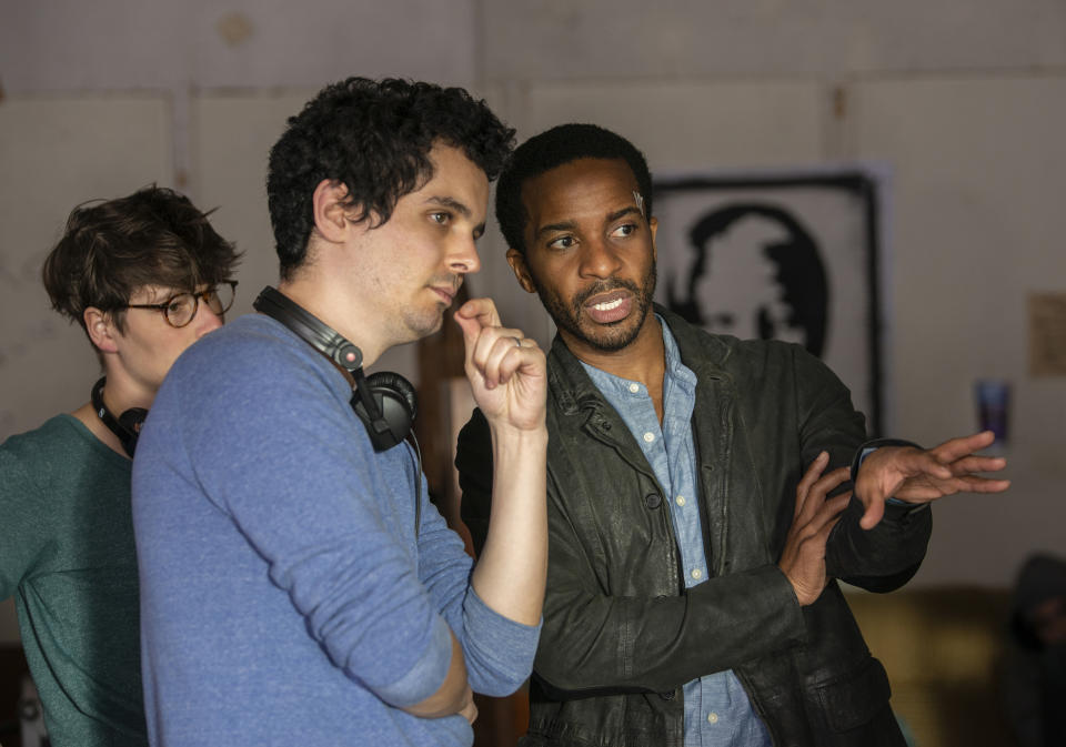 El director Damien Chazelle, izquierda, y Andre Holland en el set de "The Eddy" en una imagen proporcionada por Netflix. La serie musical dramática es una colaboración entre Chazelle y el ganador de seis Grammy Glen Ballard. (Lou Faulon/Netflix via AP)