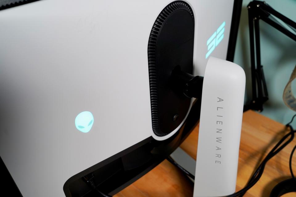 <p>Alienware 32 4K QD-OLED gaming monitor rear LEDs</p>
