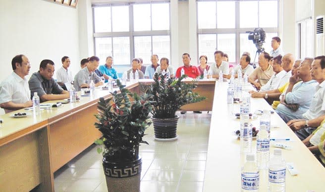 2010年8月大陸國台辦副主任鄭立中（左1），訪學甲與漁民座談，了解業者困境，促成學甲與上海水產集團契作養殖。（本報系資料照片）