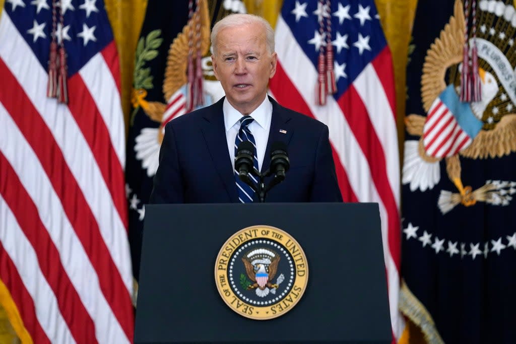 El presidente Joe Biden habla durante una conferencia de prensa en el Salón Este de la Casa Blanca, el jueves 25 de marzo de 2021. (AP)