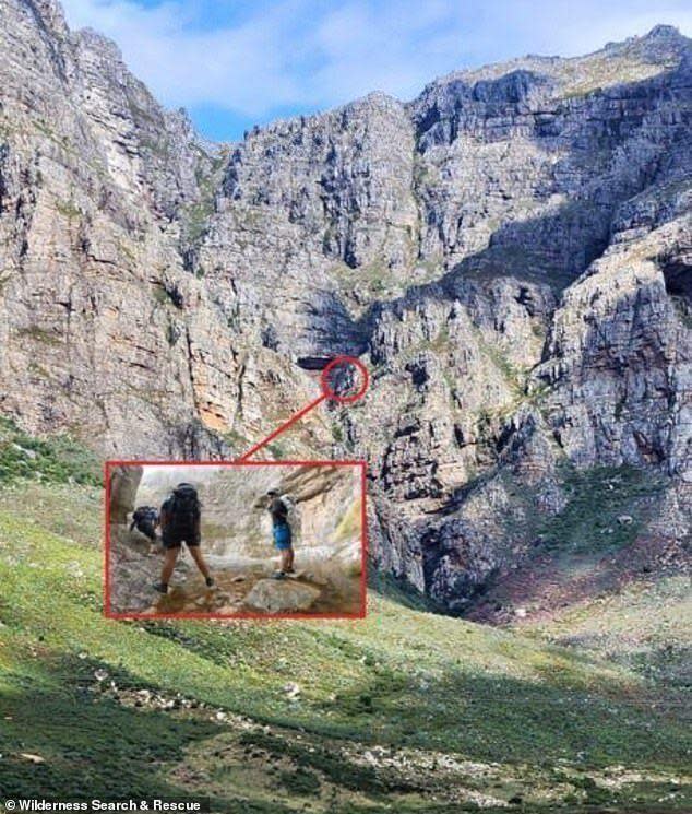 這群登山客被迫躲在一處岩壁下，躲避狒狒砸石攻擊。（翻自《每日郵報》）