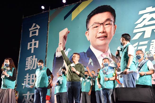 民進黨台中市長參選人蔡其昌「台中動起來」造勢晚會跑遍山海屯各區，７日晚上前進太平，盼贏得太平鄉親支持。（潘虹恩攝）