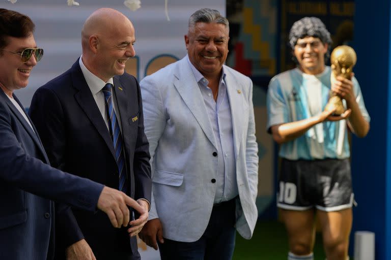 Domínguez, Infantino y Tapia en el homenaje a Maradona