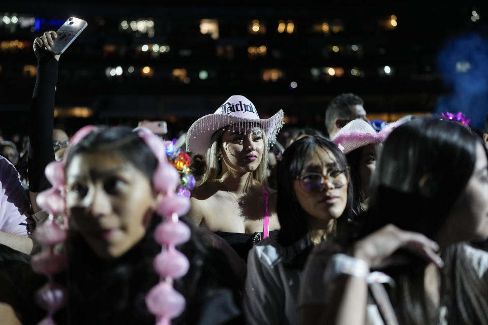 Fans de Karol G esperan el comienzo de su concierto de la gira "Mañana será bonito" en el Estadio Azteca de la Ciudad de México el jueves 8 de febrero de 2024. (Foto AP/Eduardo Verdugo)