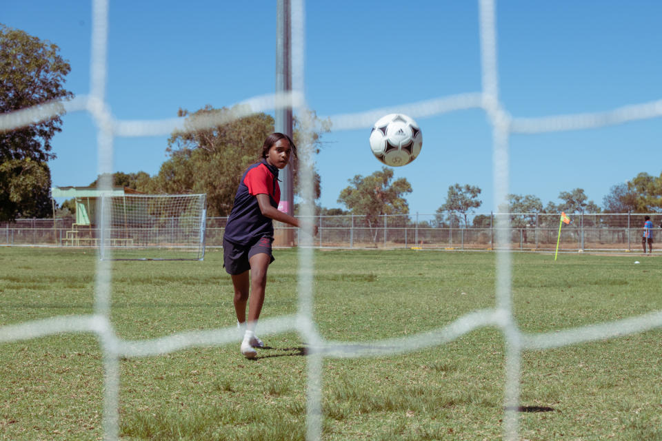 Un torneo de fútbol para niños de primaria y bachillerato en la ciudad de Tennant Creek, cerca del centro del enorme y poco poblado Territorio del Norte de Australia, el 10 de agosto de 2023. (Isabella Moore/The New York Times)
