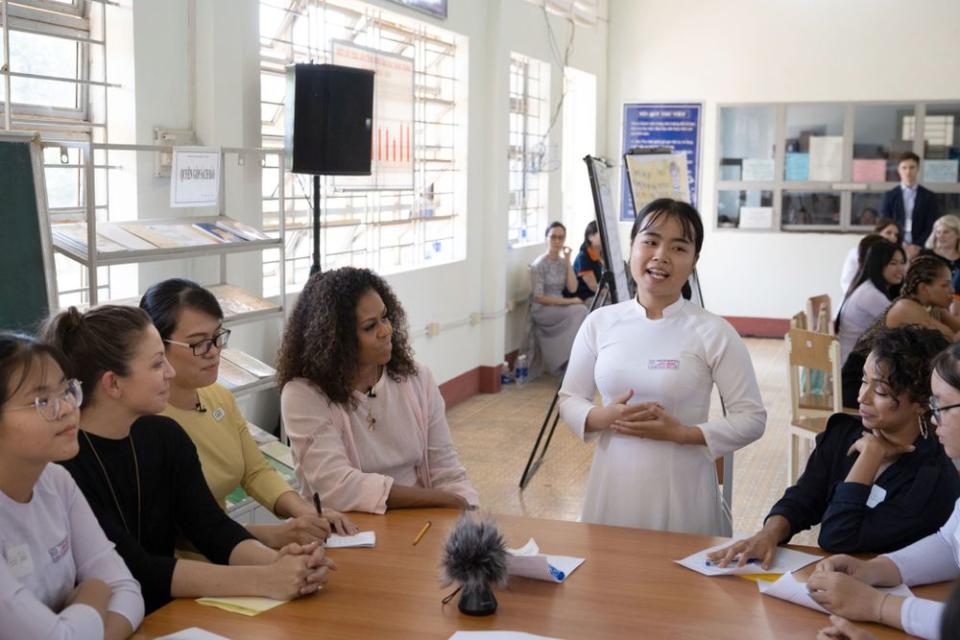 Truong Thi Hai Yên speaks to former First Lady Michelle Obama (fourth from left) and others | Chuck Kennedy/The Obama Foundation