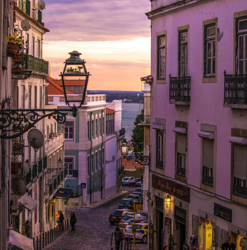 <p>Cuando visites Lisboa y presencies alguno de sus atardeceres, entenderás por que también se la conoce como ‘la ciudad de la luz’. (Foto: <a rel="nofollow noopener" href="https://pixabay.com/" target="_blank" data-ylk="slk:Pixabay;elm:context_link;itc:0;sec:content-canvas" class="link ">Pixabay</a>). </p>