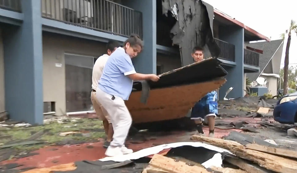 Florida residents clear debris after Hurricane Idalia (Telemundo)