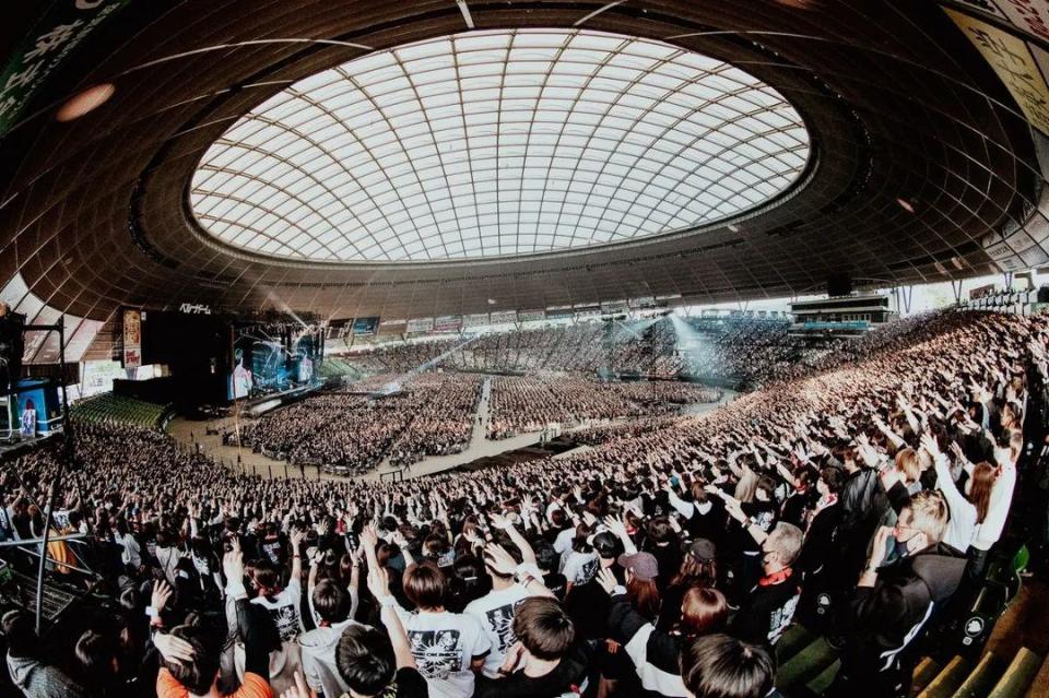 ONE OK ROCK在日本各地巨蛋舉辦大型演唱會。（圖／翻攝自ONE OK ROCK IG）