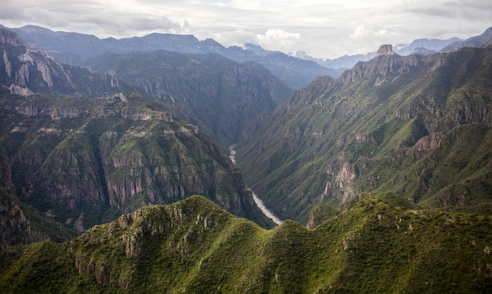 Las Barrancas del Cobre son famosas por el pueblo rarámuri que las habita. Foto: Getty Images.