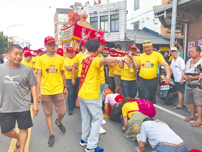 宜蘭縣去年主辦「2019北台灣媽祖文化節」，許多虔誠的信眾在媽祖繞境時紛紛跪趴在地上等待「鑽轎底」。（本報資料照）