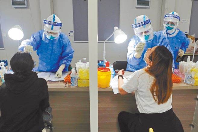 目前國內核酸檢測自費篩檢約5000~7000元，有台商反映，比大陸的醫院高出19倍。圖為上海浦東機場對入境旅客進行核酸檢測。（資料照/中新社）